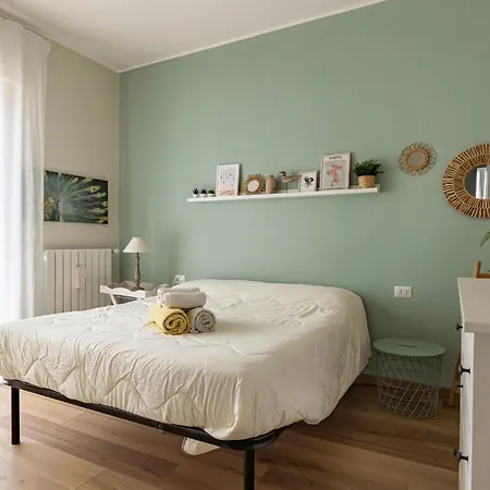 Guesthost - Lido Roomy For 7!